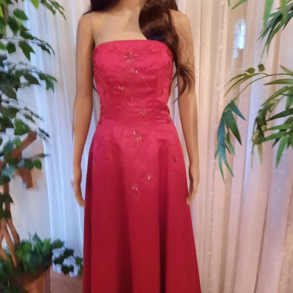 Elegant Beaded Bordeaux Tutto Bene Formal Gown - Picture 2 of 11